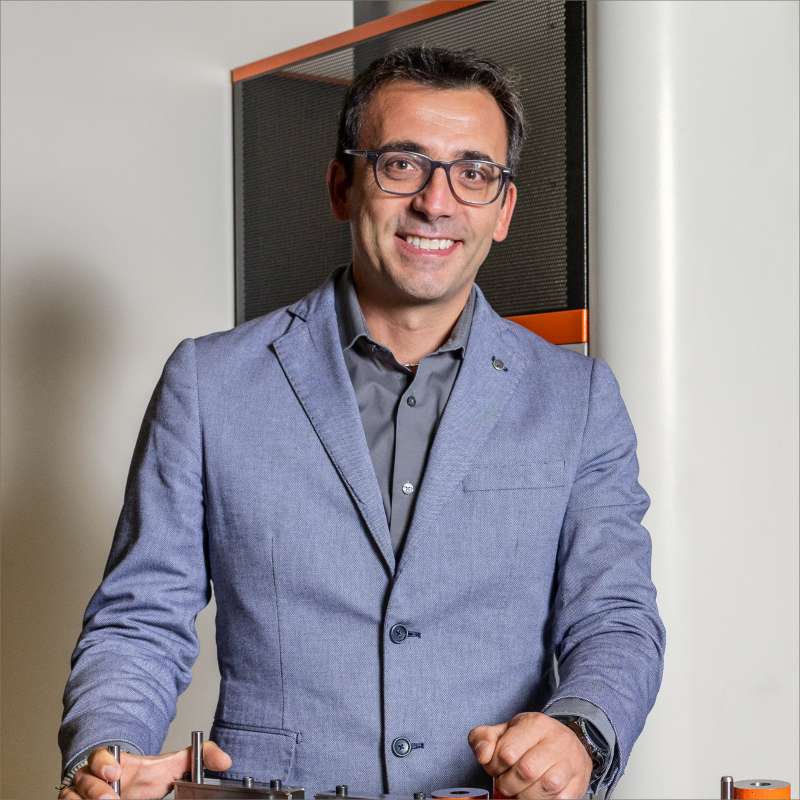 Simone Lingeri nella sua azienda Honestamp